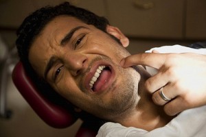 После удаления зуба болит десна