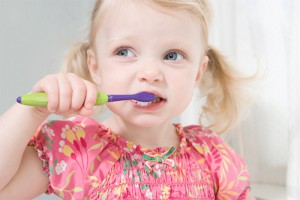 Учим ребенка чистить зубы