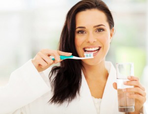 Женщины чистят зубы чаще мужчин