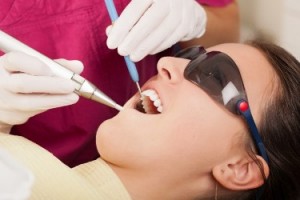 Преимущества лазерной имплантации зубов